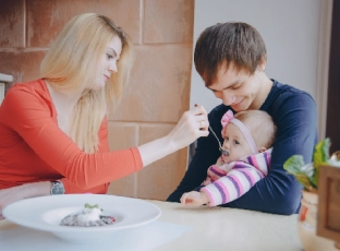 First Bites: A Simple Guide to Starting Solids for Your Baby